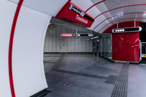 Bahnsteigende und Ausgang des Bahnhofs Troststraße der Linie U1 (rot)