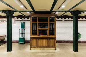 Ticket office inside Bajcsy-Zsilinszky út station