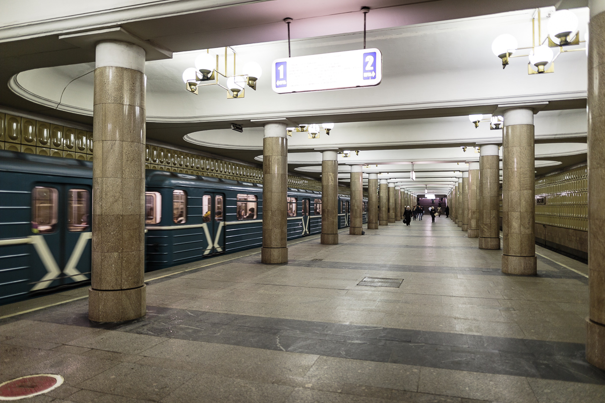 Вокзал ясенево. Метро Ясенево. Станция метро Ясенево. Станция Ясенево Москва. Новый вестибюль метро Ясенево.